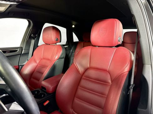 Certified 2023 Porsche Macan AWD/4WD image 5