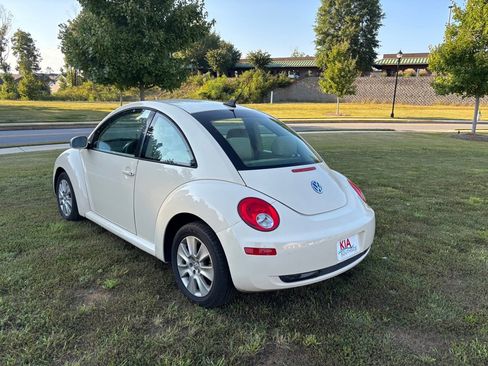 Used 2009 Volkswagen Beetle S image 7