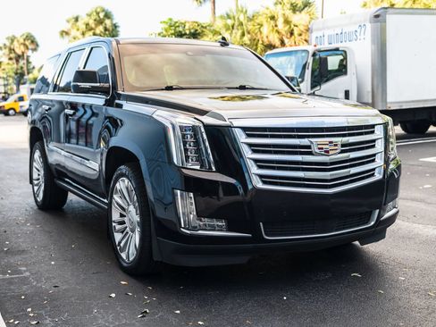Used 2018 Cadillac Escalade Platinum RWD image 11