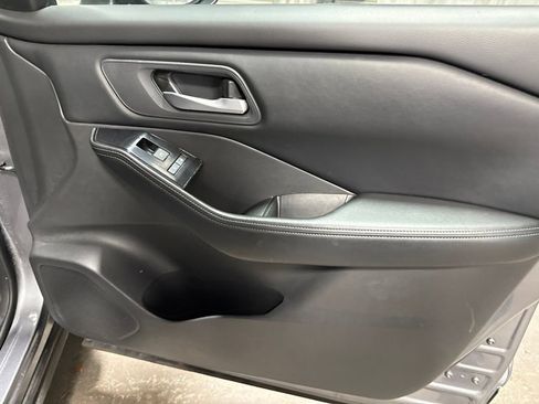 Used 2025 Nissan Rogue SV FWD image 10