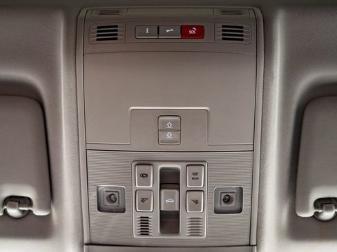 Used 2023 Volkswagen Taos SE w/ Panoramic Sunroof Package FWD image 39