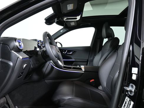 Used 2025 Mercedes-Benz GLC 350e 4MATIC image 3