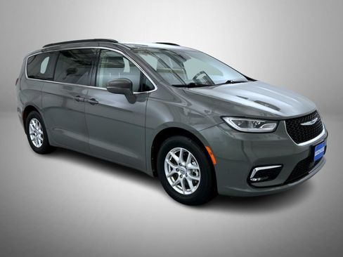 Certified 2022 Chrysler Pacifica Touring-L FWD image 3