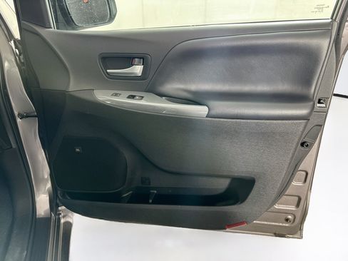 Used 2020 Toyota Sienna SE Premium FWD image 34