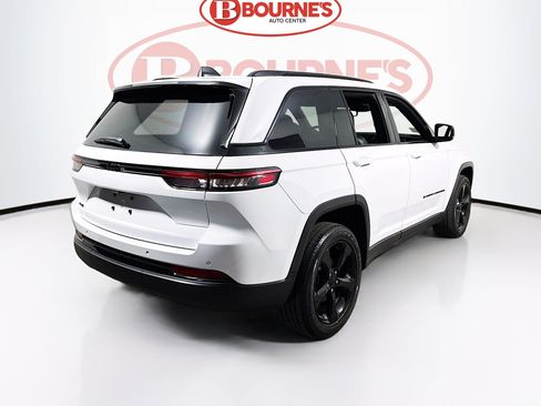 Used 2023 Jeep Grand Cherokee Altitude AWD/4WD image 10