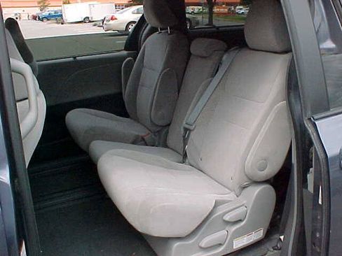 Used 2015 Toyota Sienna LE FWD image 13