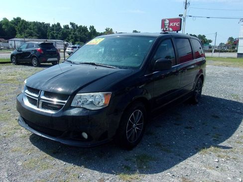 Used 2016 Dodge Grand Caravan SXT FWD image 3