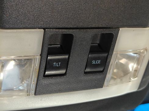 Used 2016 Ford Taurus Limited w/ Equipment Group 301A AWD/4WD image 11