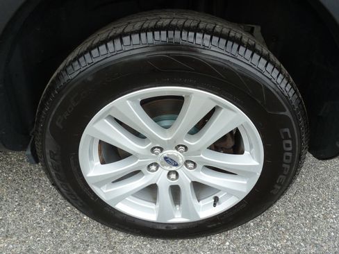 Used 2018 Ford Explorer XLT w/ Equipment Group 202A AWD/4WD image 17