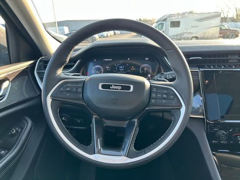 Certified 2023 Jeep Grand Cherokee Laredo w/ Luxury Tech Group I image 10