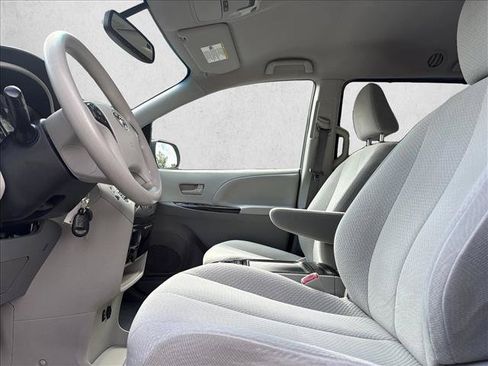 Used 2013 Toyota Sienna LE w/ Towing Pkg FWD image 12