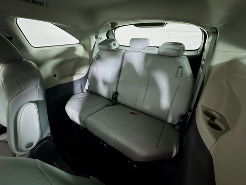 Certified 2022 Toyota Sienna XLE FWD image 22