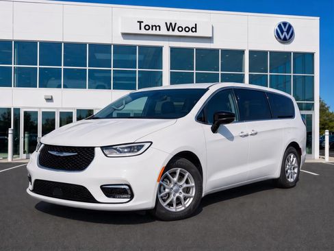 Used 2024 Chrysler Pacifica Touring-L FWD image 5