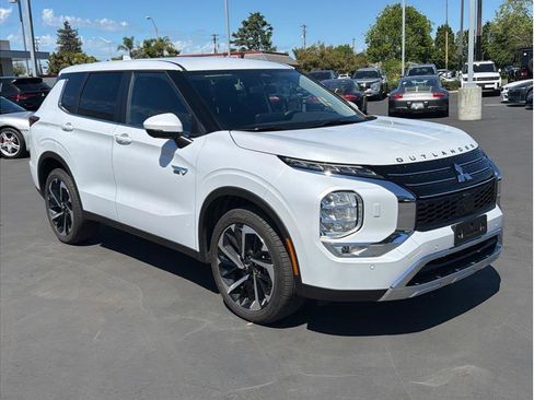Used 2025 Mitsubishi Outlander SE image 3