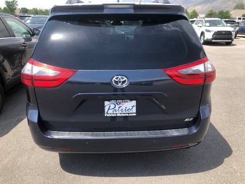Used 2020 Toyota Sienna XLE w/ XLE Navigation Package FWD image 4