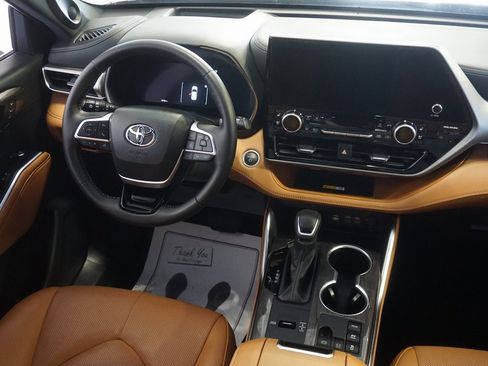 Used 2024 Toyota Highlander Platinum image 32