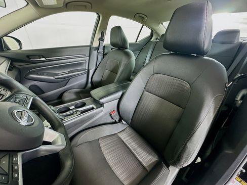 Used 2025 Nissan Altima 2.5 SV FWD image 13