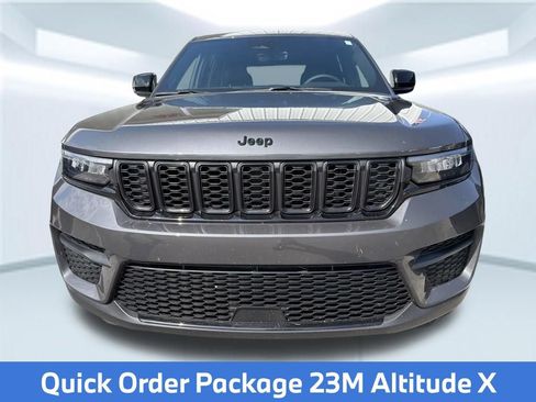 Used 2025 Jeep Grand Cherokee Altitude AWD/4WD image 2