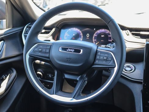 Used 2025 Jeep Grand Cherokee Laredo X RWD image 16