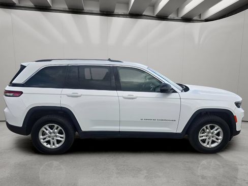 Used 2024 Jeep Grand Cherokee Laredo AWD/4WD image 6