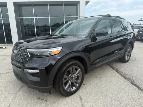 Used 2023 Ford Explorer XLT w/ Equipment Group 202A AWD/4WD image 3