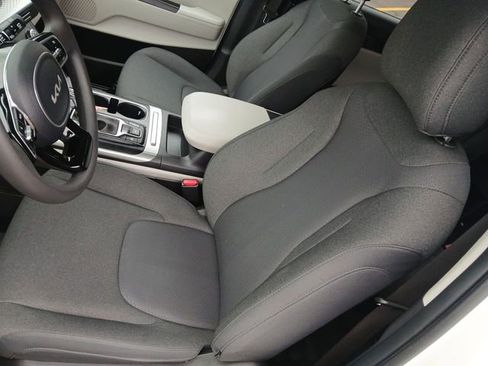 Certified 2024 Kia Carnival LX image 11