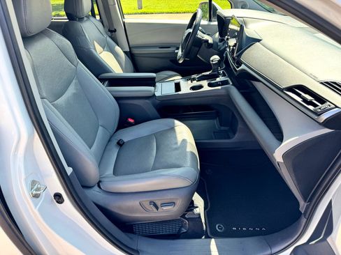 Used 2021 Toyota Sienna Limited image 12