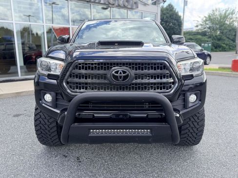Used 2017 Toyota Tacoma TRD Sport w/ Tow Package AWD/4WD image 9