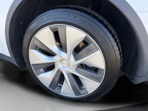 Used 2021 Tesla Model Y Long Range image 12