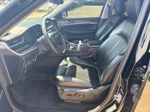 Used 2023 Jeep Grand Cherokee Limited w/ Luxury Tech Group II AWD/4WD image 11
