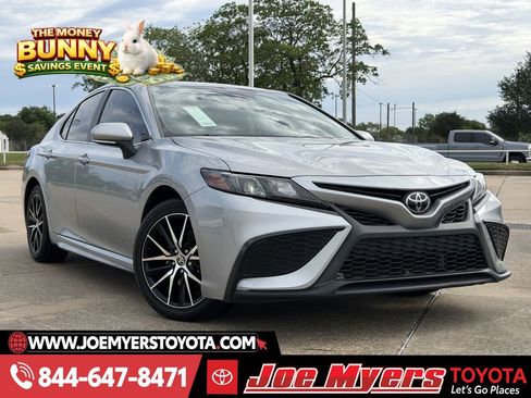 Used 2024 Toyota Camry SE image 1