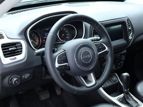 Used 2019 Jeep Compass Latitude FWD image 2