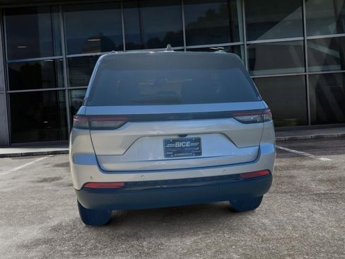 New 2025 Jeep Grand Cherokee Altitude image 7