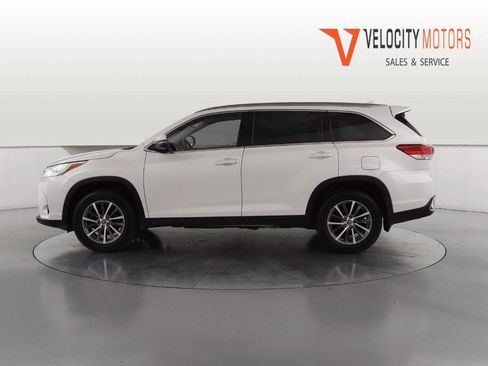 Used 2019 Toyota Highlander XLE AWD/4WD image 2