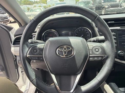 Used 2020 Toyota Camry XLE FWD image 11