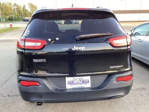 Used 2015 Jeep Cherokee Sport FWD image 12