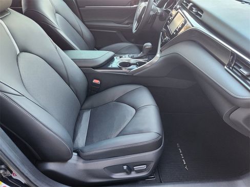 Used 2018 Toyota Camry XSE image 14