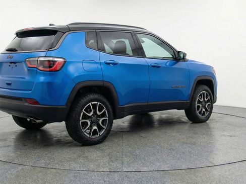 Used 2025 Jeep Compass Trailhawk AWD/4WD image 9