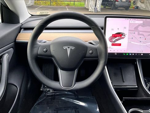 Used 2019 Tesla Model 3 Standard Range Plus image 5