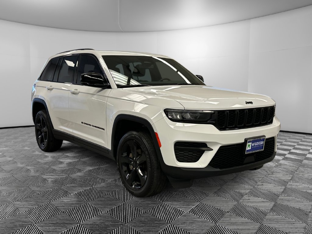 Used 2023 Jeep Grand Cherokee Altitude AWD/4WD image 8