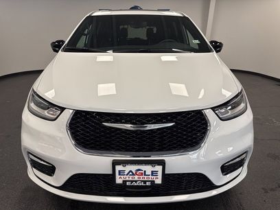 New 2026 Chrysler Pacifica Limited w/ Uconnect Theater Family Group