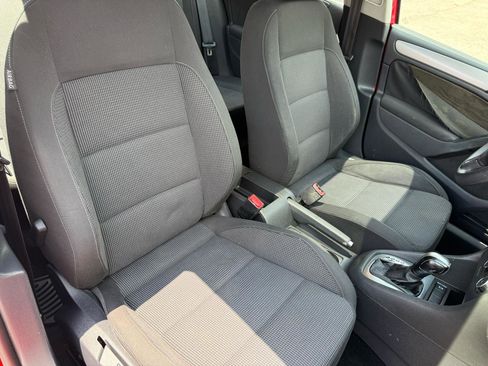 Used 2011 Volkswagen Golf 4-Door FWD image 9