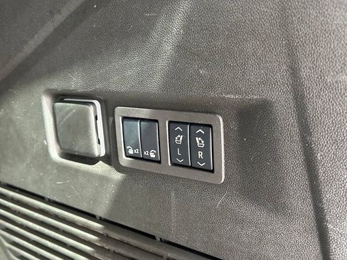 Used 2024 GMC Yukon Denali RWD image 37