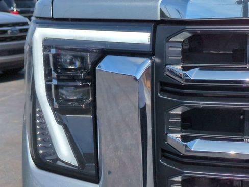 Used 2025 GMC Sierra 2500 SLT w/ SLT Premium Package image 11