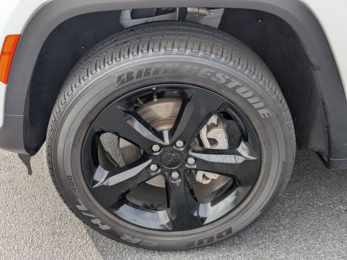 Used 2023 Jeep Grand Cherokee Altitude image 9