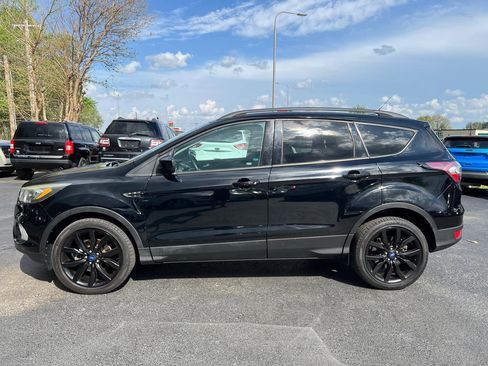 Used 2017 Ford Escape SE w/ SE Sport Appearance Package FWD image 2