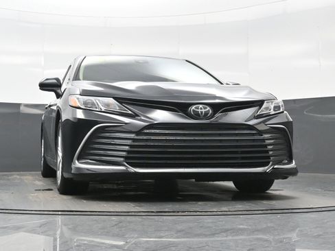 Used 2021 Toyota Camry LE FWD image 30