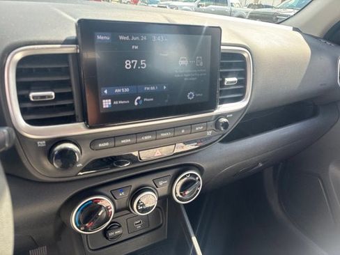 Used 2021 Hyundai Venue SE FWD image 2