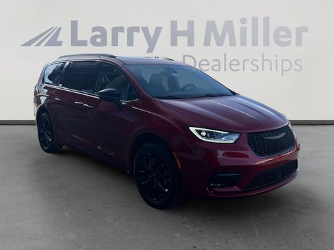 New 2026 Chrysler Pacifica Limited image 7