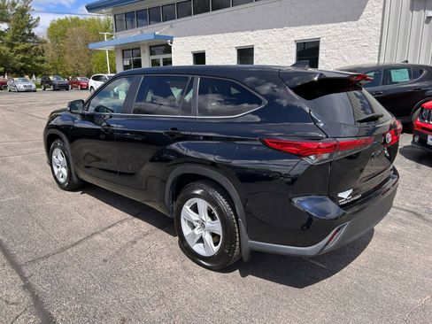 Used 2023 Toyota Highlander LE AWD/4WD image 5